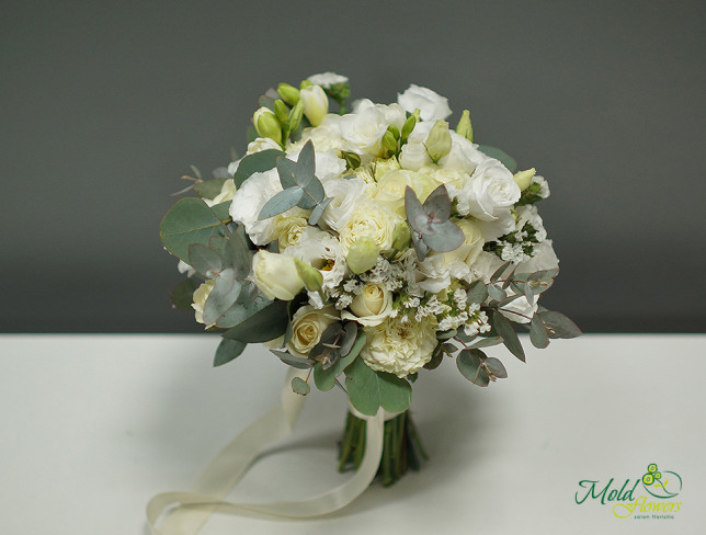 Букет невесты из пионовидных роз, белой эустомы, эвкалипта и статицы Фото